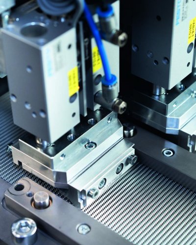 Process solution for automatic fin positioning at fin stamping lines